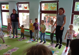 Wspólne zabawy muzyczno - ruchowe.