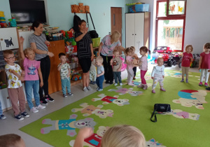 Dzieci z grupy "Niedźwiadek" podczas zabaw tanecznych.