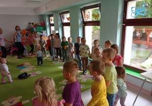 Wspólne tańce z "Pszczółkami".