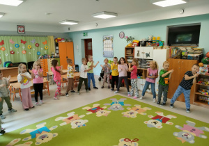 Dzieci z grupy "Pszczółki" tańczące "Makarenę".