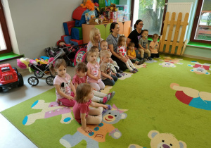 "Niedźwiadki" słuchające dzieci z grupy "Pszczółki" śpiewających piosenkę pt.: "Na zakończenie".