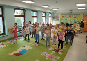 Dzieci z grupy "Pszczółki" tańczące "Makarenę"