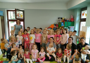 Wspólne zdjęcie dzieci z grupy "Niedźwiadek" oraz "Pszczółki".