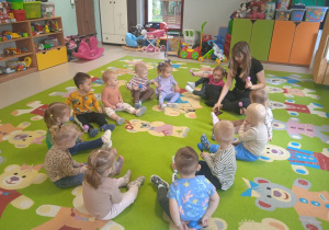 Dzieci z grupy "Niedźwiadek" podczas zajęć z rytmiki.