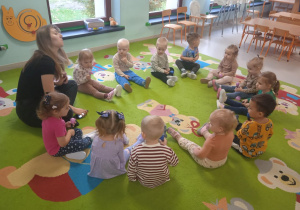 Dzieci z grupy "Niedźwiadek" podczas zajęć z rytmiki.