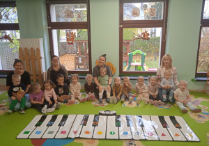Grupa "Niedźwiadek" podczas zajęć umuzykalniających.