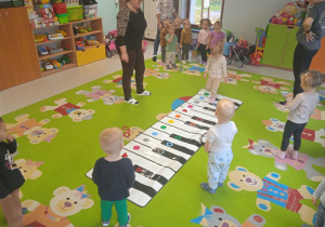 Dzieci z grupy "Niedźwiadek" podczas zajęć muzycznych.