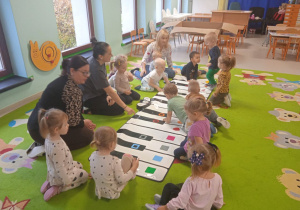 "Niedźwiadki" podczas zajęć muzycznych.