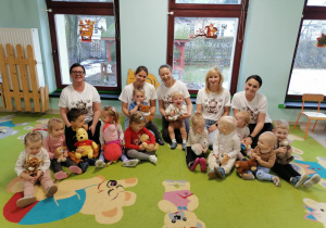 Dzieci wraz z Paniami opiekunkami z grupy Niedźwiadek.
