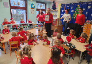 Pani Kierownik wręcza dzieciom upominki.