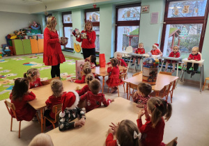 Pani Kierownik z upominkami w grupie "Niedźwiadek".