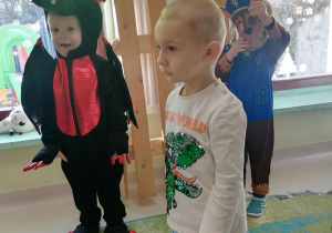 Dzieci z Klubu Niedźwiadek podczas balu karnawałowego.