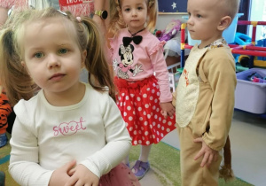 Dzieci z Klubu Niedźwiadek podczas balu karnawałowego.