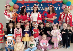 Dzieci wraz z opiekunkami z Klubu Dziecięcego "Niedźwiadek".