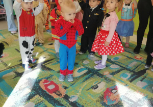 Dzieci z Klubu Niedźwiadek podczas balu karnawałowego.