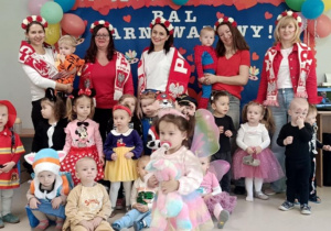 Dzieci wraz z opiekunkami z Klubu Dziecięcego "Niedźwiadek".