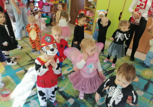 Dzieci z Klubu Niedźwiadek podczas balu karnawałowego.