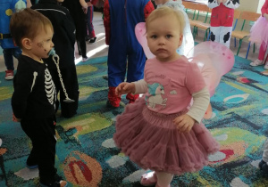 Dzieci z Klubu Niedźwiadek podczas balu karnawałowego.