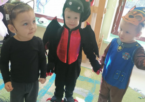 Dzieci z Klubu Niedźwiadek podczas balu karnawałowego.