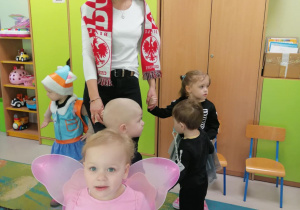Dzieci z Klubu Niedźwiadek podczas balu karnawałowego.
