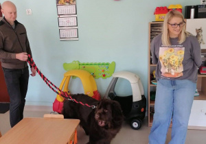 Państwo Katarzyna i Arkadiusz Świątkiewicz ze swoim psem Bella.