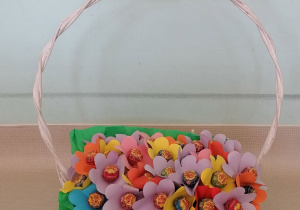 Kosz pełen upominków dla dzieci z okazji dnia Kobiet i Mężczyzn.