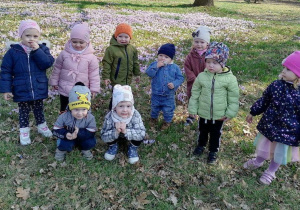 Dzieci z Niedźwiadka podczas spaceru.