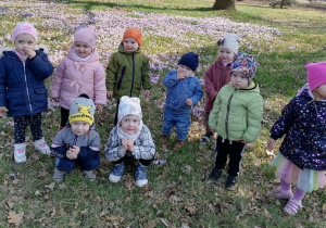 Dzieci z Niedźwiadka podczas poszukiwania pierwszych oznak wiosny.