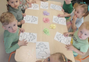Dzieci z grupy Niedźwiadek podczas wykonywania prac plastycznych.