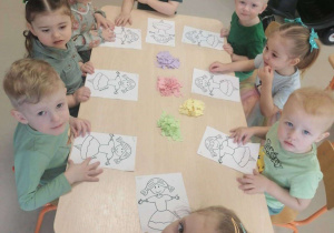 Dzieci z grupy Niedźwiadek podczas wyklejania Marzanny.