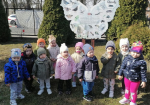 Dzieci z Klubu Dziecięcego "Niedźwiadek" w ogrodzie przedszkolnym.