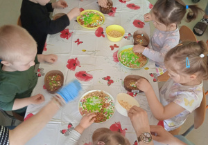 Dzieci z Klubu Dziecięcego "Niedźwiadek" podczas warsztatów czekoladowych.