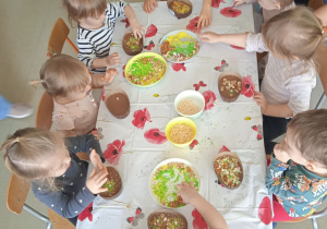 Dzieci podczas wykonywania czekoladowych pisanek.