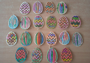 Drewniane pisanki wykonane przez dzieci z Klubu Dziecięcego "Niedźwiadek".