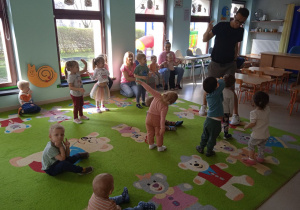 Dzieci z Niedźwiadka podczas warsztatów tanecznych.