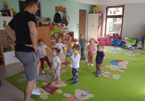 Dzieci z Niedźwiadka podczas warsztatów tanecznych.
