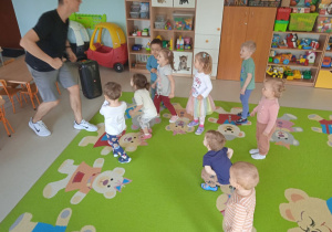 Dzieci z Niedźwiadka podczas warsztatów tanecznych.