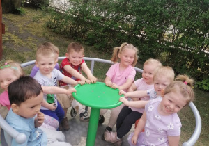 Dzieci z Klubu Dziecięcego "Niedźwiadek" na karuzeli.