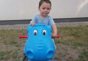 Dzieci z "Niedźwiadka" na nowym placu zabaw.