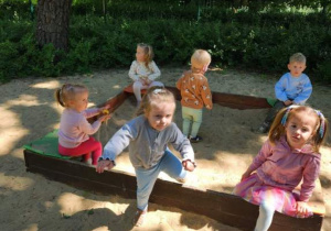 Dzieci z Klubu Dziecięcego "Niedźwiadek" podczas zabawy na placu zabaw.