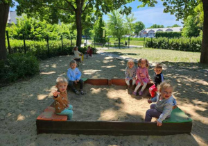 Dzieci z Klubu Dziecięcego "Niedźwiadek" podczas zabawy na placu zabaw.