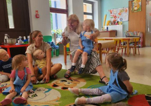 Dzieci z Klubu Dziecięcego "Niedźwiadek" podczas warsztatów kuchni molekularnej.