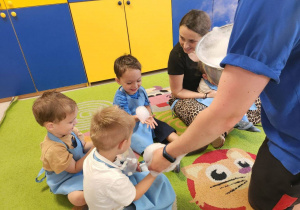 Dzieci z Klubu Dziecięcego "Niedźwiadek" podczas warsztatów kuchni molekularnej.
