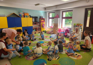 Dzieci z Klubu Dziecięcego "Niedźwiadek" podczas warsztatów kuchni molekularnej.