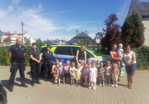 Dzieci z Klubu Dziecięcego "Niedźwiadek" podczas spotkania z funkcjonariuszami policji.