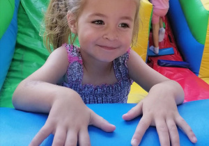 Hania podczas zabawy na dmuchańcu.