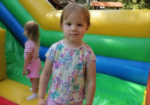 Zosia podczas zabawy na dmuchańcu.