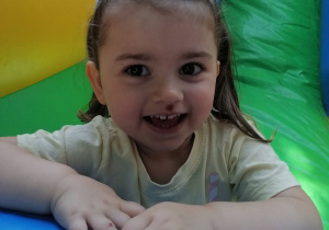 Weronika podczas zabawy na dmuchańcu.