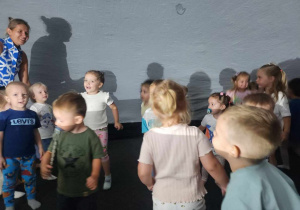 Dzieci z "Niedźwiadka" podczas seansu w kinie sferycznym.