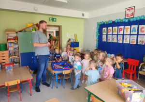 Dzieci z "Niedźwiadka" czekają na seans w kinie sferycznym.